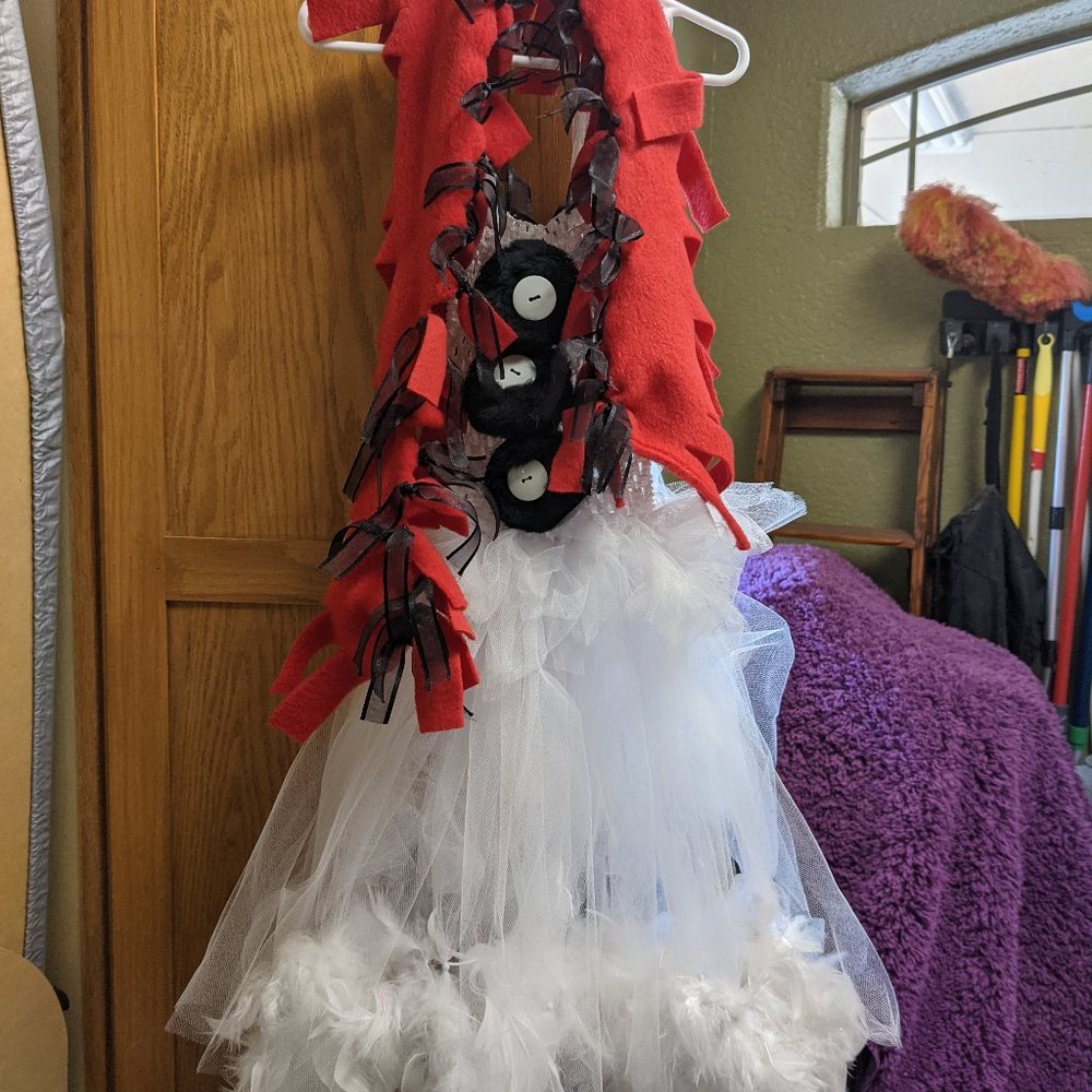 Toddler Girls Thule and Feathers dress w/ access.